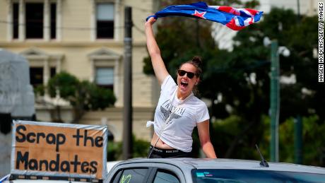 Protestujący macha flagą zza samochodu w Wellington we wtorek.