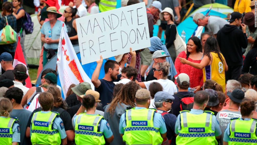 Nowa Zelandia uzbraja Barry'ego Manilowa, Jamesa Blunta i „Macarenę”, aby powstrzymać „Karawanę Wolności”