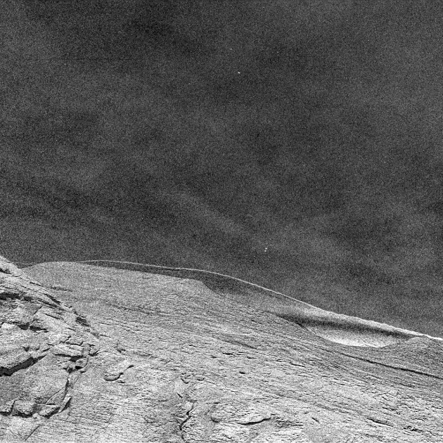 Sonda Curiosity na Marsie obserwuje piękne dryfujące chmury