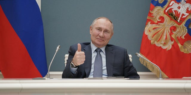 Prezydent Rosji Władimir Putin trzyma kciuki podczas ceremonii wmurowania kamienia węgielnego pod trzeci reaktor elektrowni jądrowej Akkuyu w Turcji, za pośrednictwem łącza wideo w Moskwie w Rosji 10 marca 2021 r.