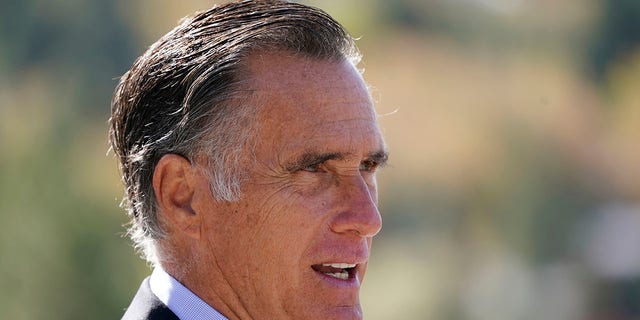 Senator Mitt Romney z Utah przemawia na konferencji prasowej 15 października 2020 r. w pobliżu kanionu Nevis w Salt Lake City.