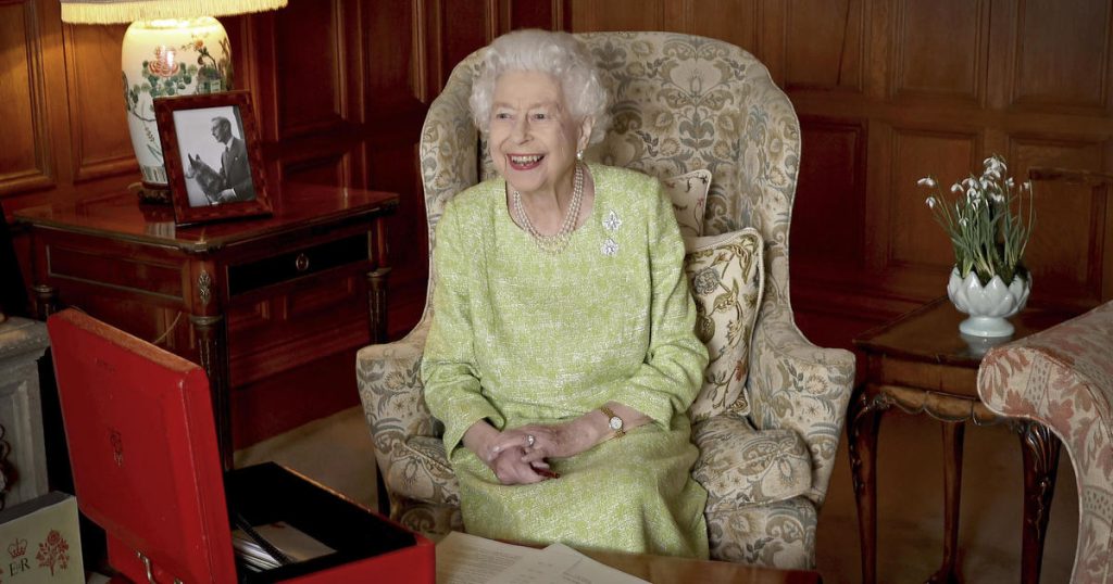 Królowa Elżbieta II uzyskała pozytywny wynik testu na COVID-19 i doświadcza łagodnych objawów