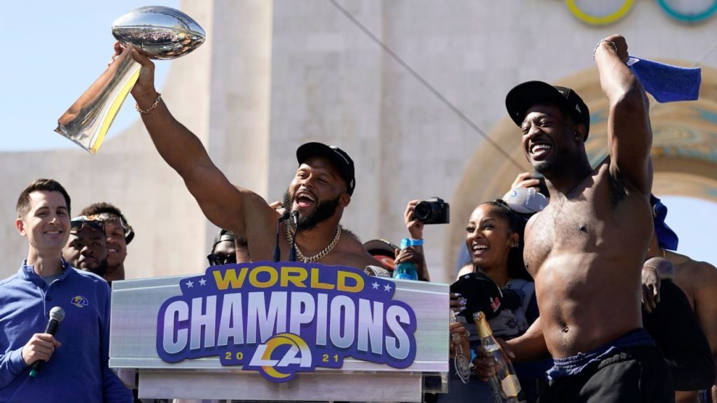 Los Angeles Rams DT Aaron Donald wskazuje na powrót podczas parady Super Bowl