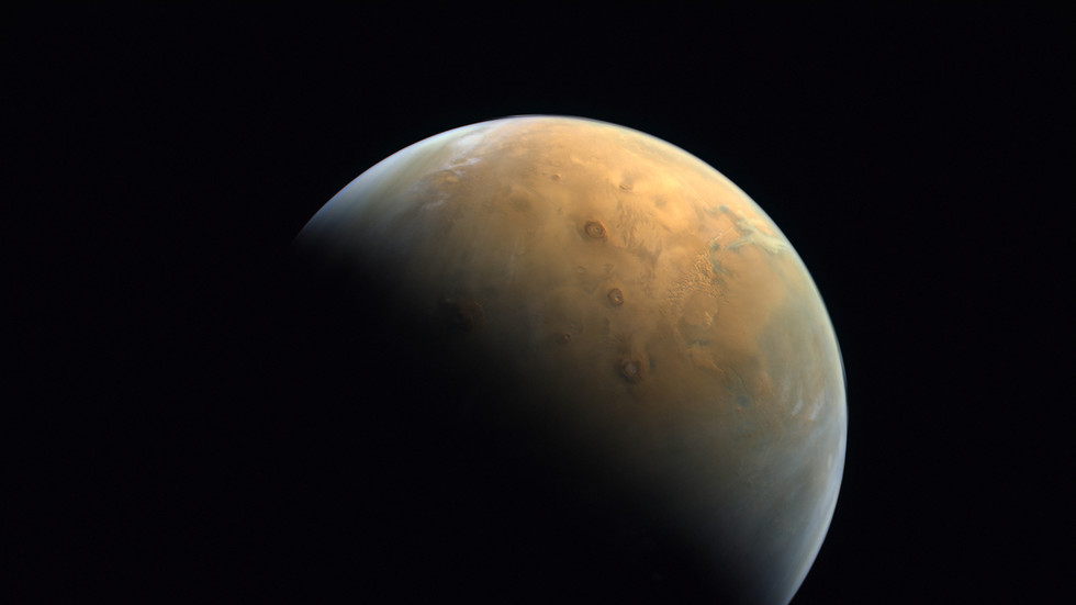 Orbiter Unia Europejska-Rosja robi zdjęcie powierzchni Marsa wyrytej przez pyłowe diabły - RT World News