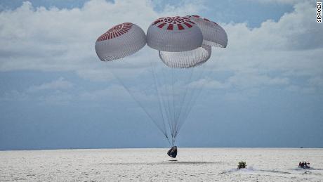SpaceX właśnie sprowadził pierwszą załogę turystów z kosmosu.  Oto, co dalej