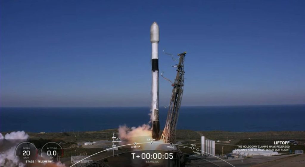 SpaceX wystrzeliwuje 50 satelitów Starlink, lądując statek na statku na morzu