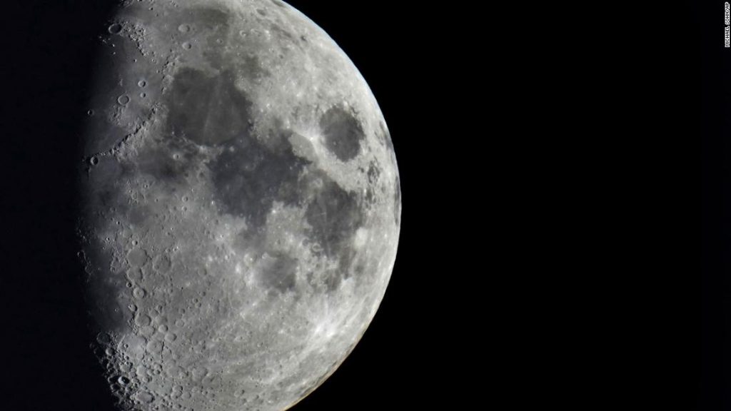 Kosmiczne śmieci rozbiją się po drugiej stronie księżyca