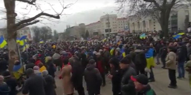 Dziesiątki Ukraińców zgromadziły się w Chersoniu przeciwko rosyjskim najeźdźcom.