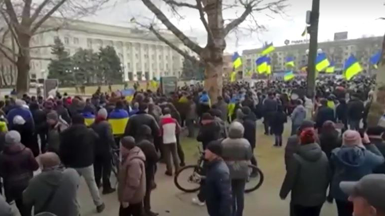 Protest w Chersoniu przeciwko rosyjskim okupantom wyprowadza setki ludzi na ulice: doniesienia