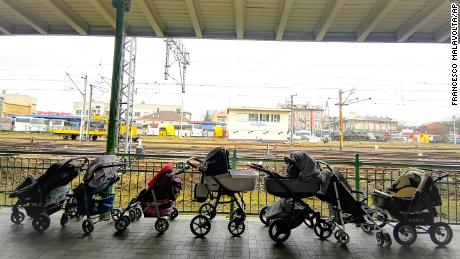 Wózki dla uchodźców i ich dzieci uciekających przed konfliktem z sąsiedniej Ukrainy. 
