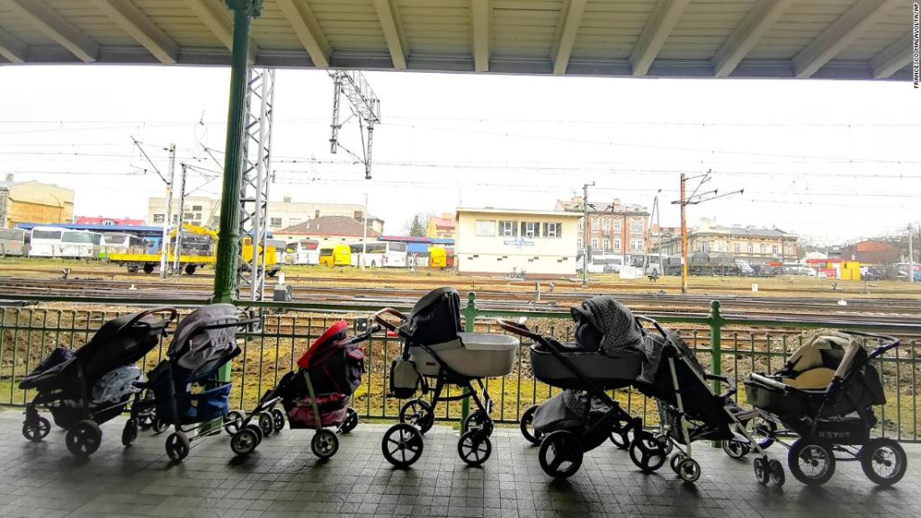 Granica z Polską: Obcy zostawiają wózki dziecięce, foteliki samochodowe, zimowe płaszcze i zabawki dla ukraińskich uchodźców