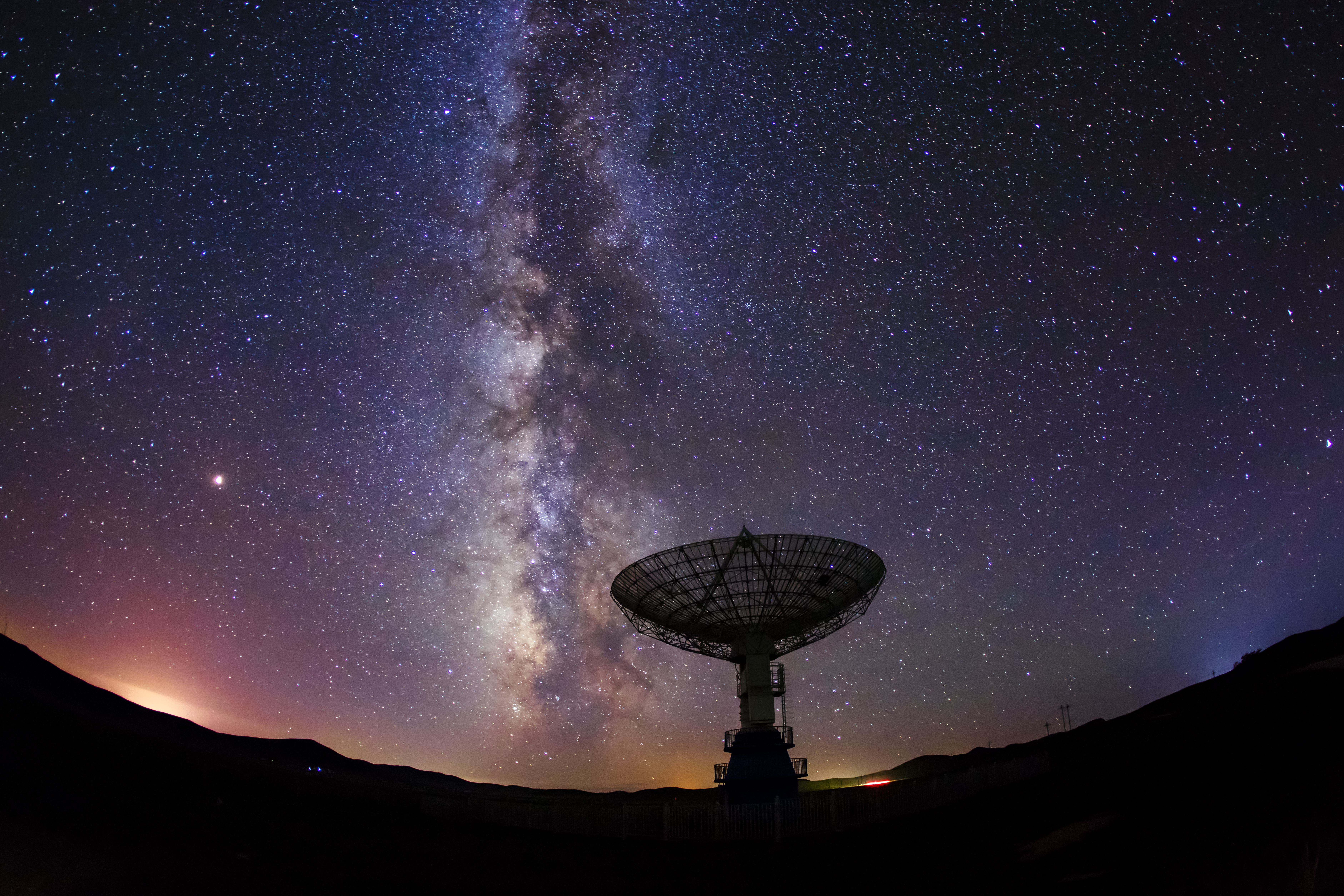 Radioteleskopy i Droga Mleczna nocą