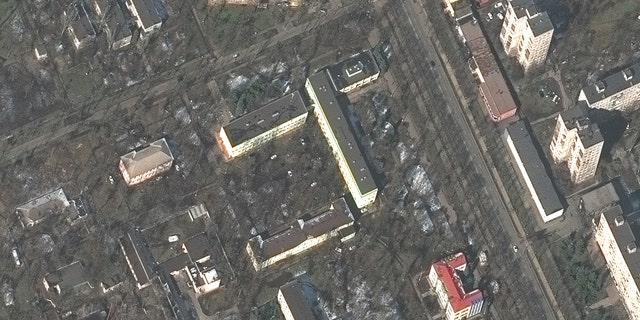 Widoki przed i po uszkodzeniach szpitala Mariupol i nalotu (lokalizacja: 47.096, 37.533)