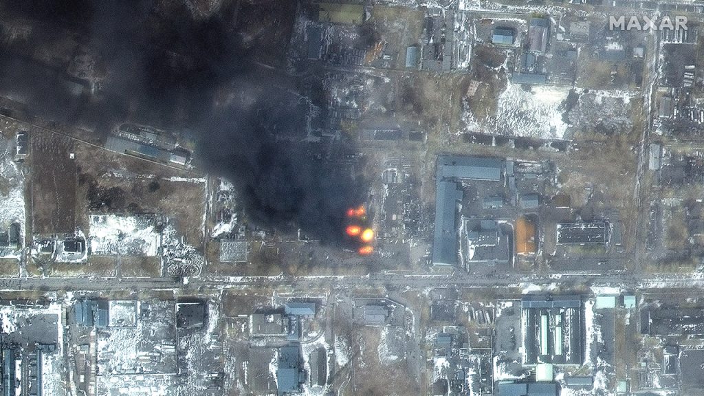 Wojna ukraińsko-rosyjska: zdjęcia satelitarne ujawniają pożary i rozległe uszkodzenia budynków mieszkalnych w Mariupolu