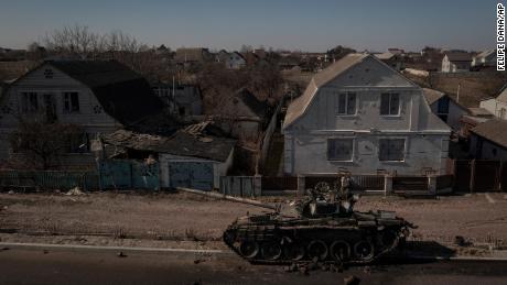 Zniszczony czołg stoi na ulicy po bitwach między siłami ukraińskimi i rosyjskimi na głównej drodze w pobliżu Browarów, na północ od Kijowa na Ukrainie, czwartek, 10 marca 2022 r.