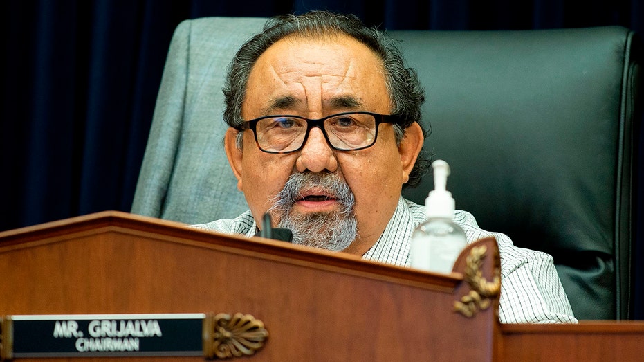 Przewodniczący Komisji Zasobów Naturalnych Domu, Raul Grijalva z Arizony, wygłasza oświadczenie końcowe podczas przesłuchania Komisji Zasobów Naturalnych Domu na Kapitolu w Waszyngtonie, w dniu 29 czerwca 2020 r. (Zdjęcie: Bonnie Cash/Paul/AFP via Getty Images)