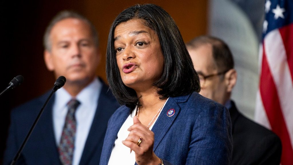 Postępowy lider Jayapal obwinia amerykańskie firmy za wysokie ceny gazu, a nie Biden