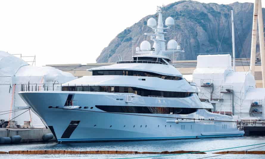 Luksusowy jacht Amore Vero, podobno należący do szefa Rosnieftu, w porcie La Ciotat pod Marsylią.
