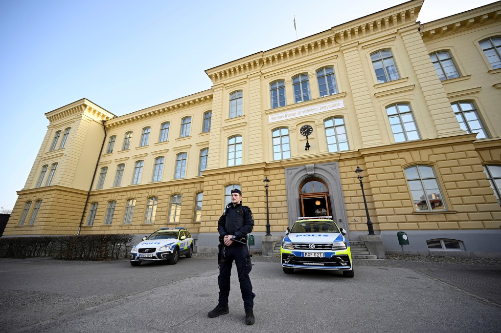 Policjant stoi przed szkołą łacińską w Malmö w Malmö, Szwecja, wtorek, 22 marca 2022 r.
