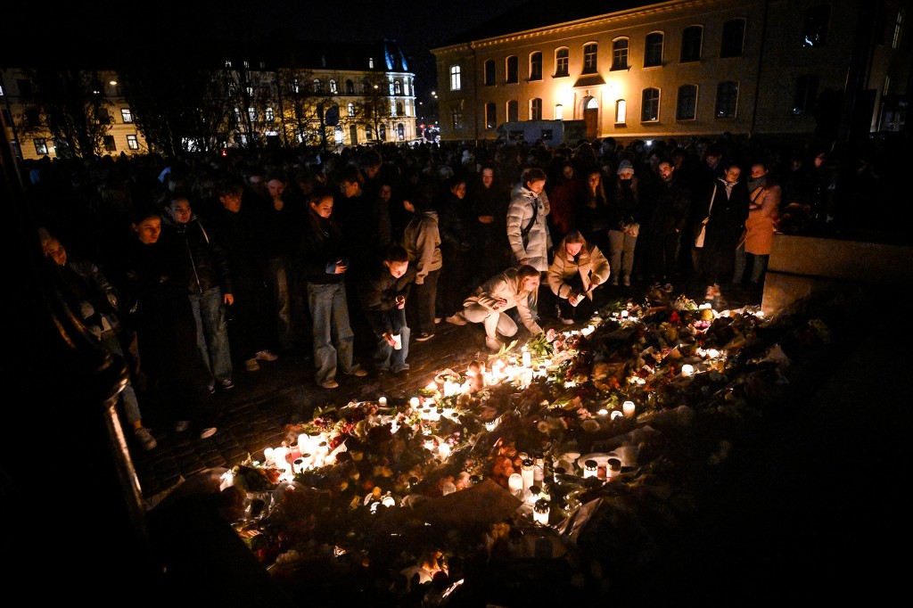Ludzie składają hołd dwóm nauczycielom, którzy zostali zamordowani w szkole łacińskiej w Malmö 22 marca 2022 roku.