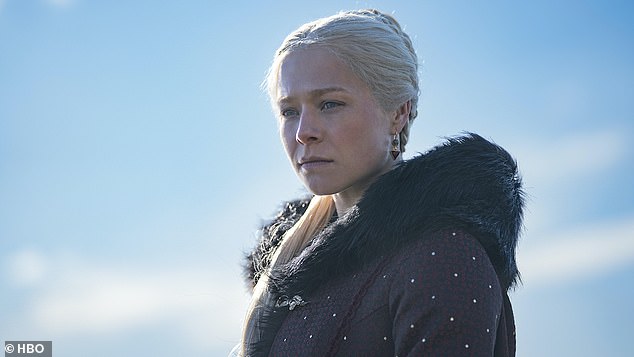 Aktualizacja: dyrektor ds. treści HBO, Casey Bloys, niedawno zaoferował kilka nowych informacji na temat spin-offu Game of Thrones w wywiadzie dla TV Line, nawiązując do możliwości dalszych spin-offów w pracach;  Emma Darcy zagra księżniczkę Rhinerę Targaryen