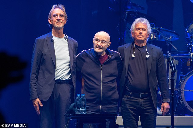 Ciepłe powitanie: Phil Collins emocjonalnie pożegnał fanów Genesis wraz z kolegami z zespołu Mike'em Rutherfordem (z lewej) i Tonym Banksem (z prawej) w sobotę w Londynie - gdzie słynny zespół miał swój ostatni koncert w historii.
