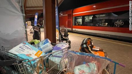 Obywatele polscy zostawili swoje wózki pełne pieluch na peronie przemyskiego dworca kolejowego.