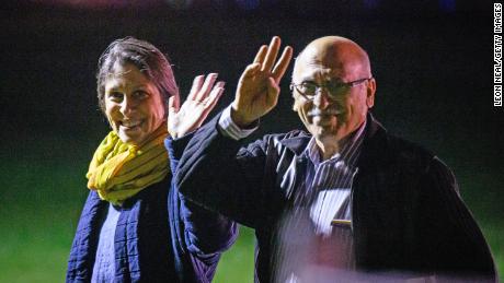 Nazanin Zaghari-Ratcliffe (po lewej) i Anousha Ashouri, którzy zostali zwolnieni z Iranu, machają po wylądowaniu w RAF Brize Norton w Anglii 17 marca 2022 r.