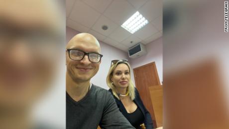 Zdjęcie przedstawiające Marinę Ovsianikową i jednego z jej prawników, Antona Jashinsky'ego, zostało opublikowane we wtorek w Telegramie.