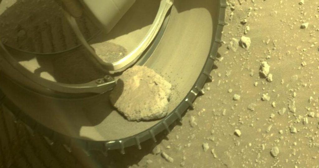 NASA Perseverance Rover na Marsie ma kamienistą jazdę na jednym ze swoich kół