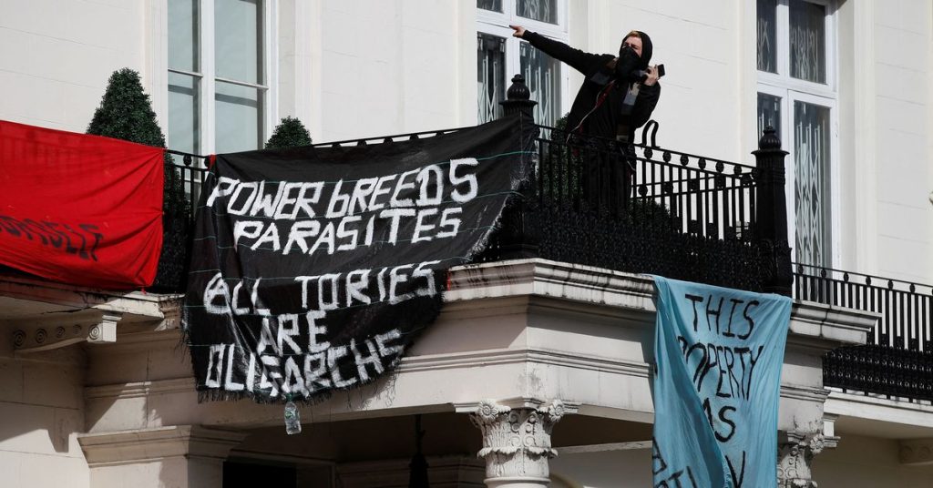Policja wyrzuciła dzikich lokatorów z pałacu rosyjskiego oligarchy w Londynie