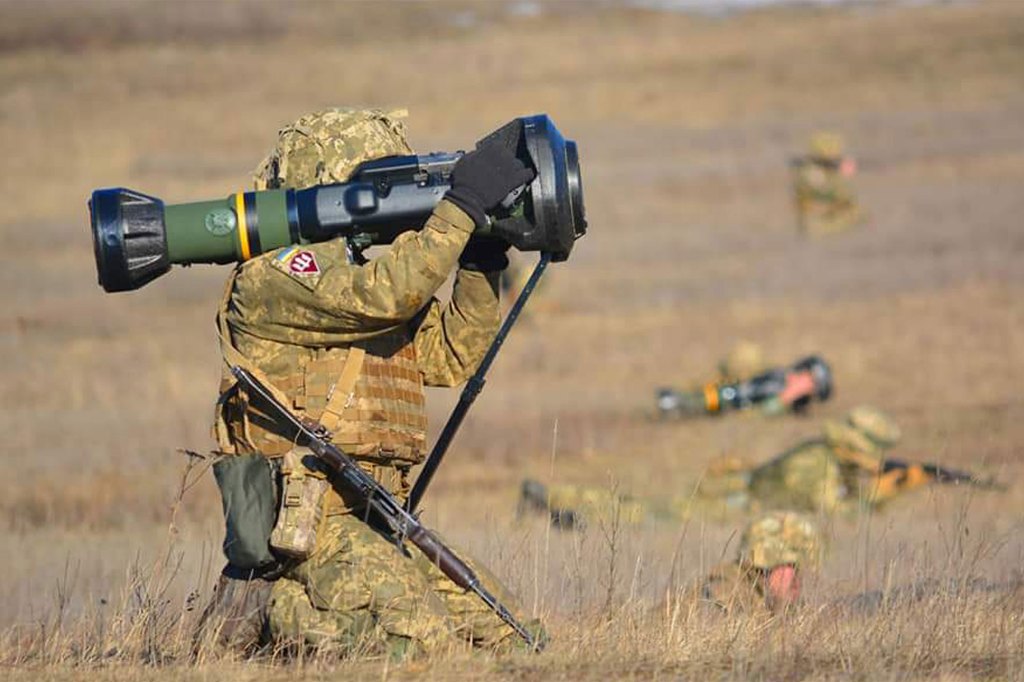 Niedatowane zdjęcie opublikowane przez Sztab Generalny Sił Zbrojnych Ukrainy w poniedziałek 14 lutego 2022 r. pokazuje ukraińskich żołnierzy 81. Oddzielnej Brygady Powietrznej testujących systemy wystrzeliwania rakiet przeciwpancernych.
