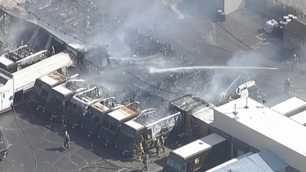 Hrabstwo Los Angeles: kilka ciężarówek UPS zniszczonych przez pożar w zakładzie w Lancaster