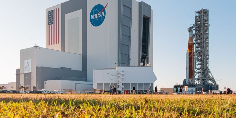 NASA wycofuje się ze swojej ogromnej rakiety po nieudanym teście odliczania