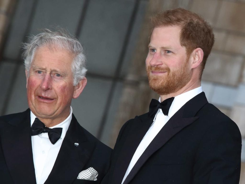Książę Harry spotkał się również ze swoim ojcem Karolem podczas swojej podróży do Londynu – przez 15 minut na „naleganie” królowej.