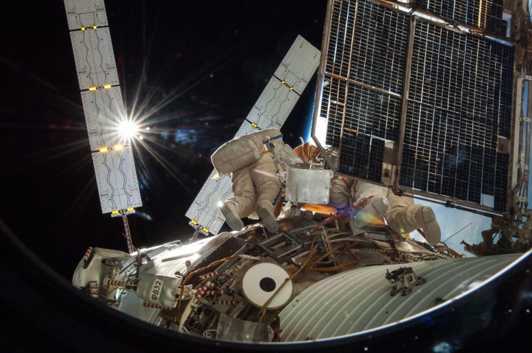 Kosmonauci Oleg Artemyev i Aleksander Skworcow Spacer kosmiczny 2014