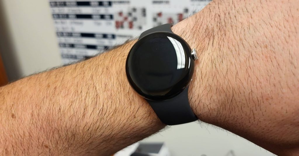 Oto ktoś noszący zegarek Pixel Watch i pasek Google 20 mm