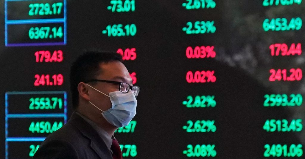 Akcje spadają w obliczu obaw o blokadę Pekinu, dolar świeci, a na horyzoncie pojawiają się podwyżki stóp procentowych