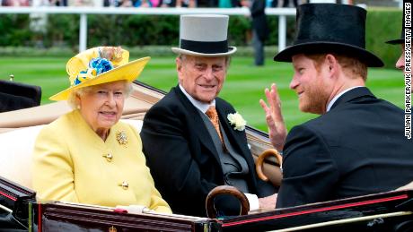 Książę Harry jest przedstawiony ze swoimi dziadkami, królową Elżbietą II i księciem Filipem, księciem Edynburga w 2016 roku w Ascot w Anglii.
