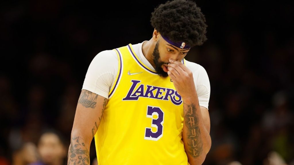 Los Angeles Lakers odpadli z gry play-off, przegrywając z Phoenix Suns, po zwycięstwie dla San Antonio Spurs