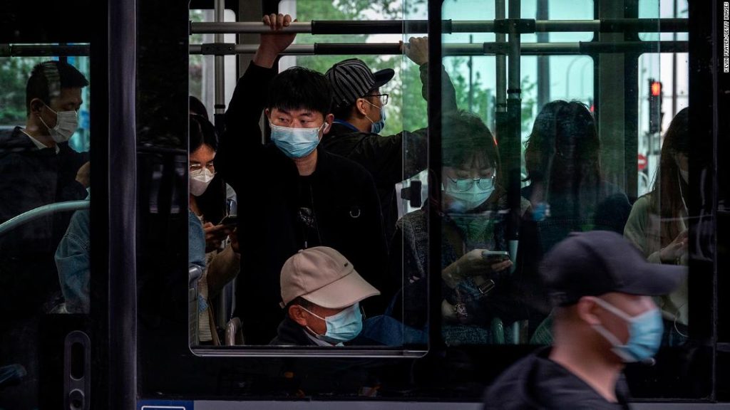 Pekin ściga się, by powstrzymać „pilną i ponurą” epidemię Covid, gdy Szanghaj pozostaje w zamknięciu