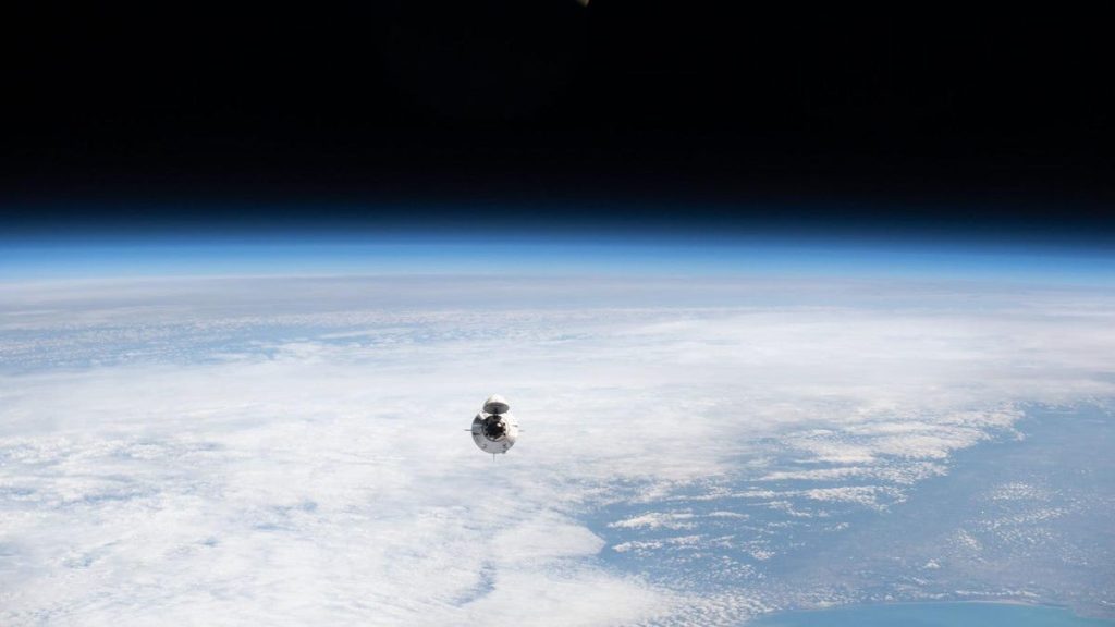 Po długim pobycie na Międzynarodowej Stacji Kosmicznej załoga Axiom Space jest rozrzucona w pobliżu Florydy