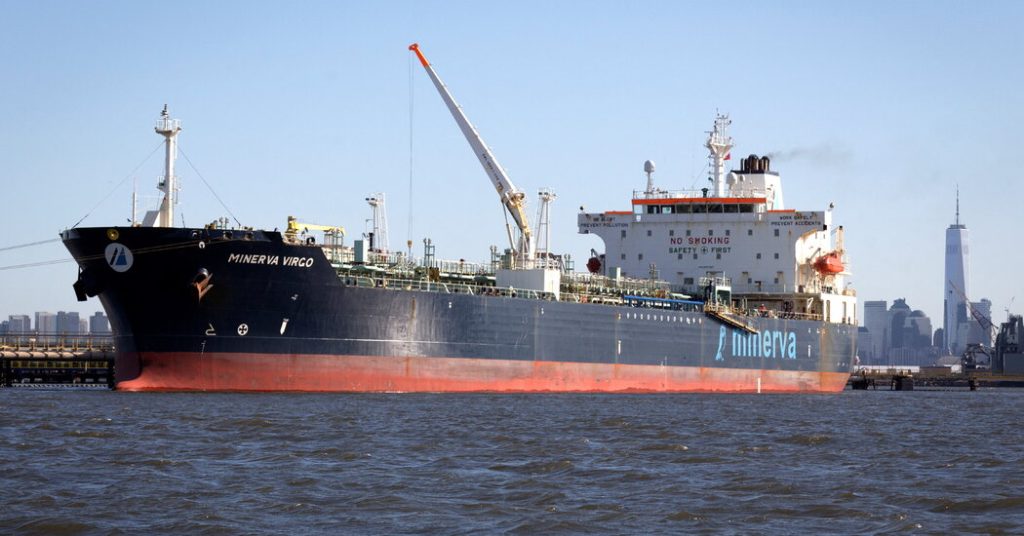 Rotacja gigantycznego tankowca ujawnia presję na rosyjskim rynku ropy