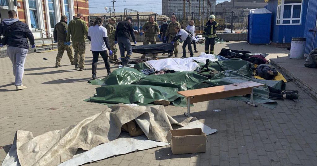 Ukraina twierdzi, że co najmniej 52 osoby zginęły w rosyjskim ataku rakietowym na dworzec Kramatorsk