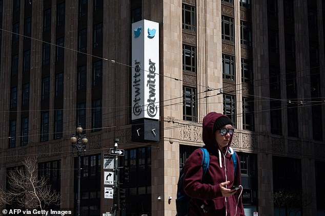 Ktoś przechodzi obok siedziby Twittera 26 kwietnia 2022 r. w centrum San Francisco