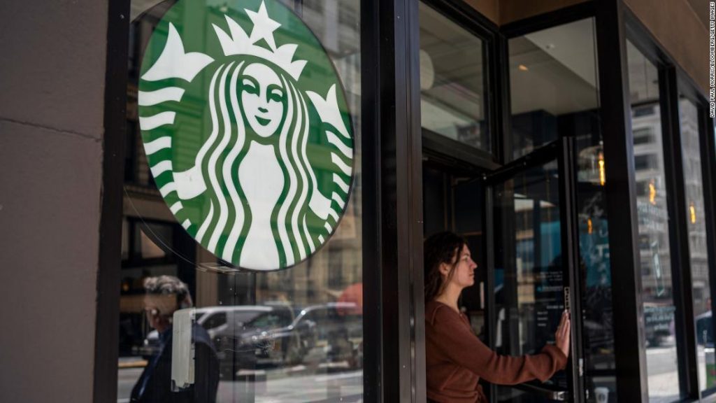 Starbucks ponownie podniesie płace – ale nie dla związkowców