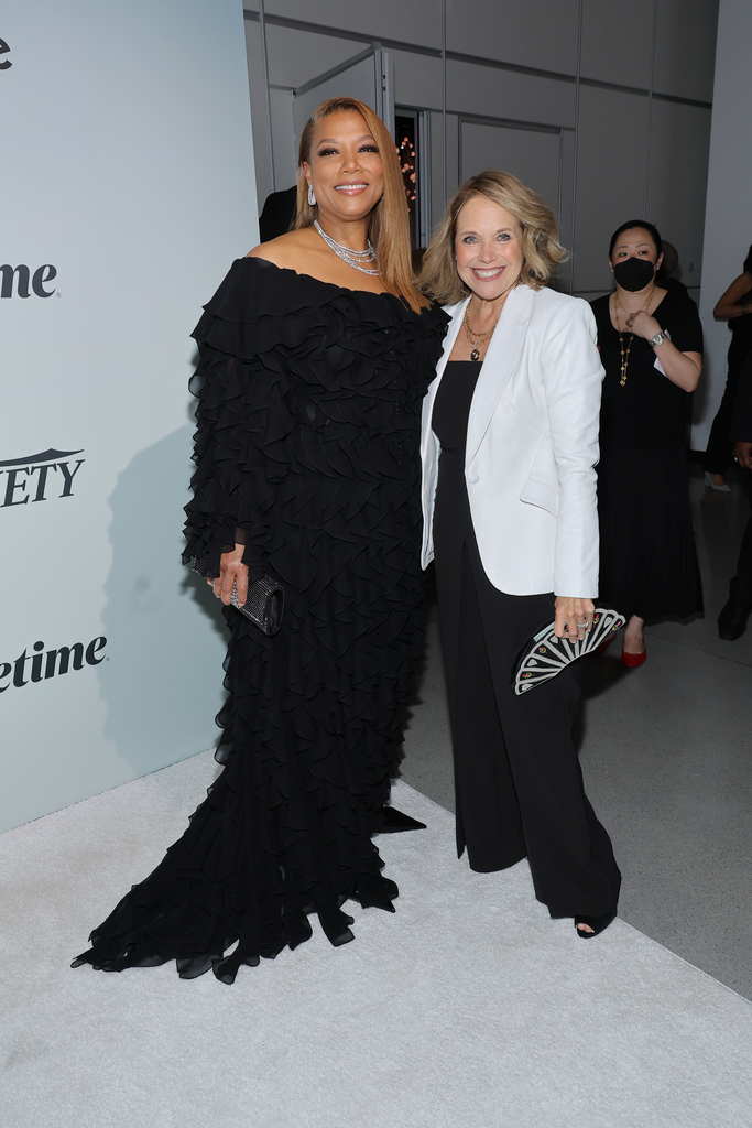 NOWY JORK, NY - 5 maja: Queen Latifah i Katie Couric biorą udział w wydarzeniu Variety's 2022 Power Of Women: New York, zaprezentowanym przez Lifetime w The Glasshouse 5 maja 2022 r. w Nowym Jorku.  (Zdjęcie: Mike Coppola/Getty Images for Variety)