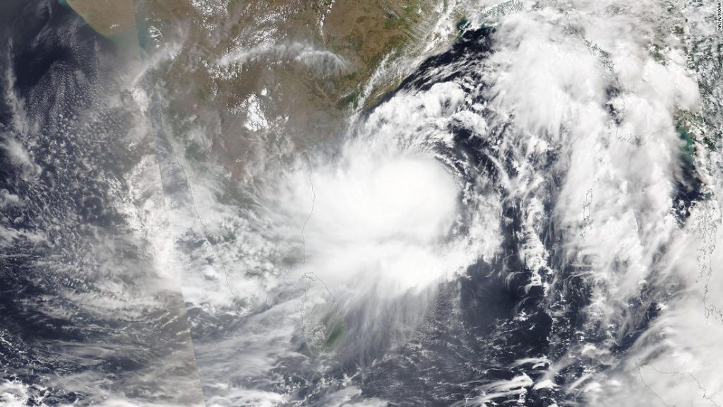 Cyklon tropikalny Asani zagraża wschodnim Indiom, gdy w całym kraju trwa kolejna fala upałów