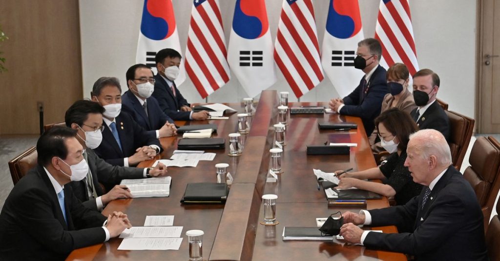 Biden i Yoon obiecują odstraszyć Koreę Północną i zapewnić pomoc w walce z wirusem Corona