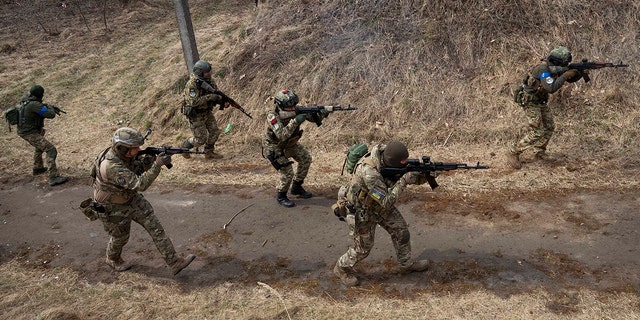 Ukraińscy żołnierze 103. Oddzielnej Brygady Obrony Regionalnej Sił Zbrojnych strzelają z broni podczas ćwiczeń w nieznanym miejscu pod Lwowem na zachodniej Ukrainie, wtorek, 29 marca 2022 (AP Photo/Nariman El-Mufti)